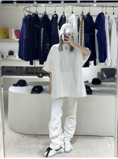 （现货）：AMI 白色短袖T恤 L码 新罗采购 已买断 产品名：AMI 型号：HH20FJ133.79- 150L 原价：187000韩币 拼单价890人民币包邮 限购1个
